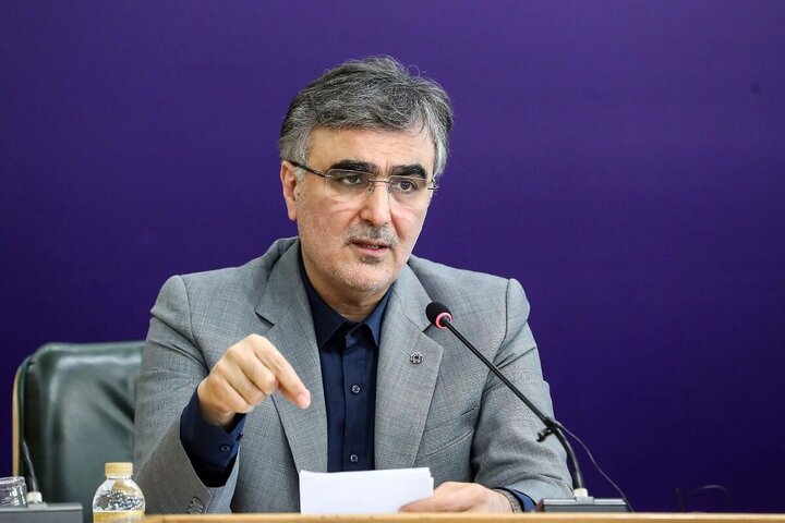 محمدرضا فرزین، رئیس کل بانک مرکزی، در حال توضیح درباره ذخایر طلای ایران و سیاست‌های خرید طلا