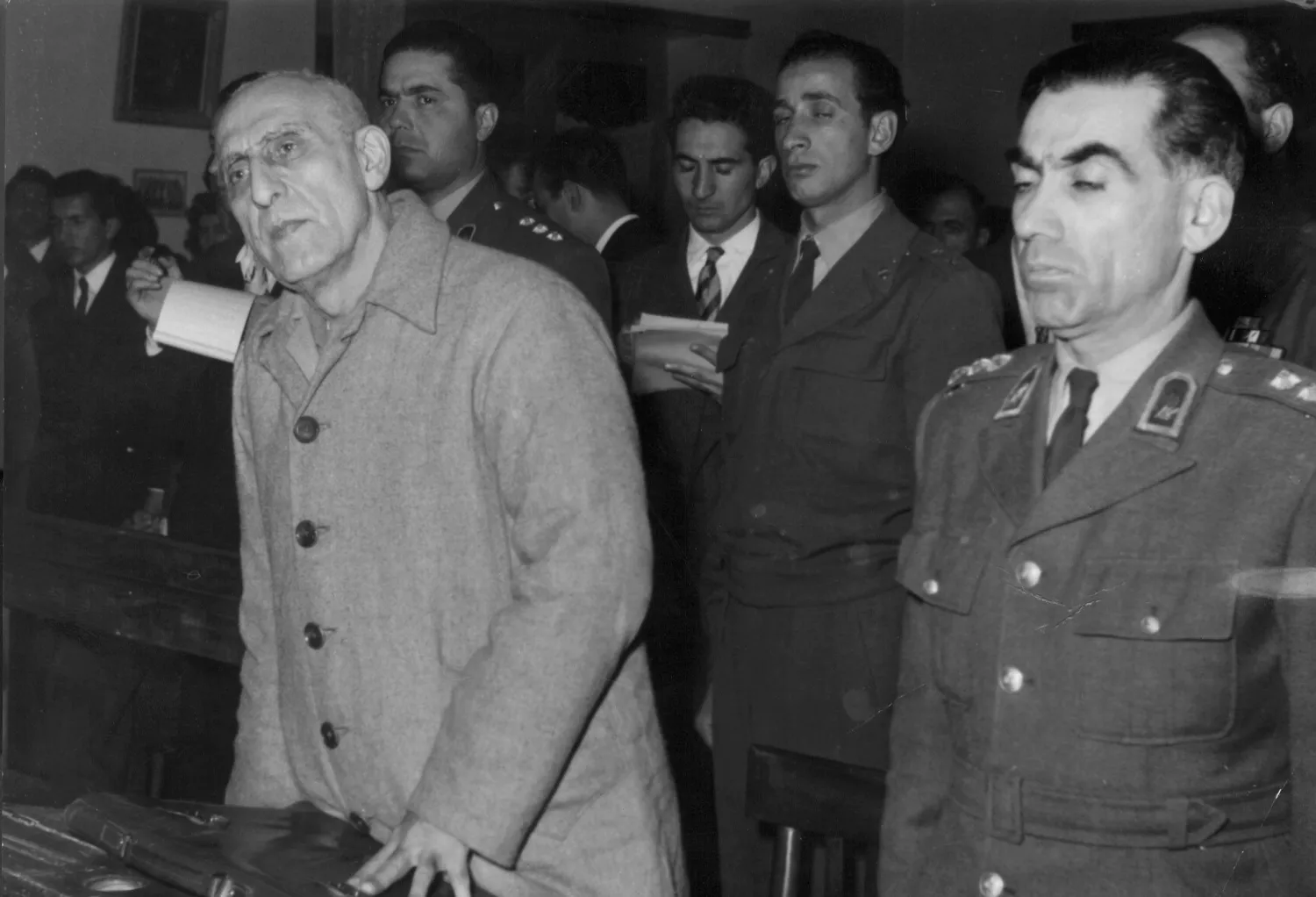 محمد مصدق، نخست‌وزیر ایران و بنیان‌گذار جبهه ملی ایران، در یکی از مهم‌ترین دوران‌های تاریخ سیاسی کشور